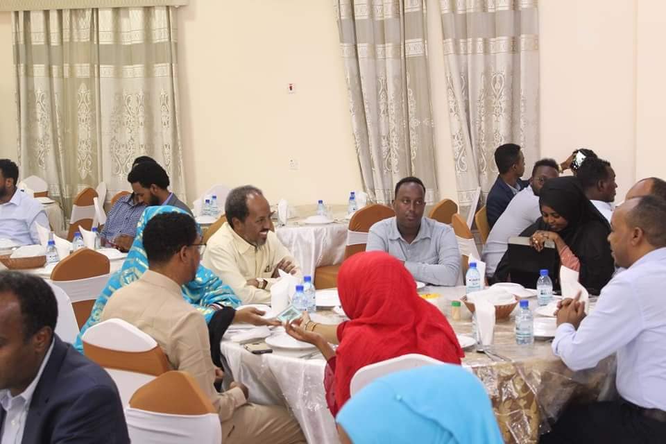 Xasan Sheekh Maxamuud oo la shiray xildhibaano ka tirsan BF Somalia + Ujeedka