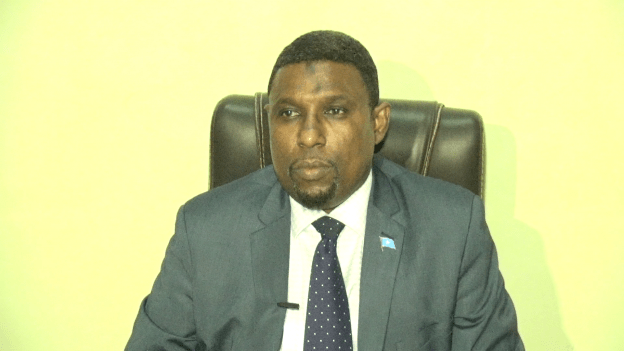 Xoghayaha joogtada ah ee wasaaradda batroolka oo shaqada looga joojiyey “4 arrin oo xasaasi ah” (Aqri)