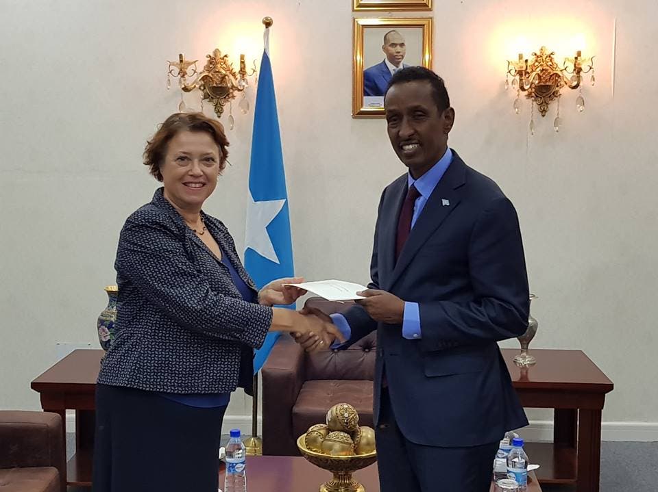 Somali FM meets with France envoy in Mogadishu
