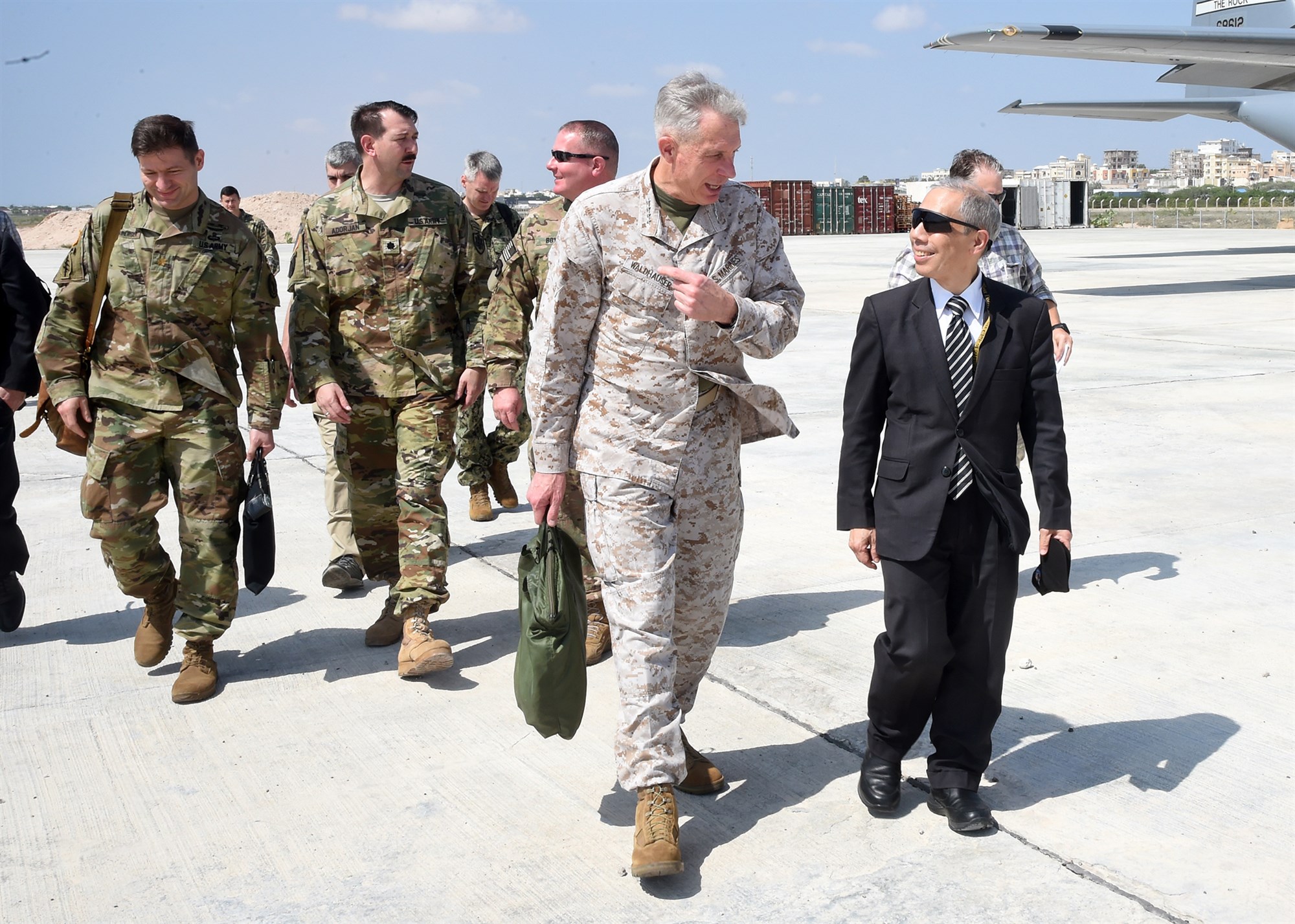 Sawirro: Taliyaha AFRICOM oo qiimeeyey sida uu arko DF kadib markii Farmaajo uu kula kulmay Muqdisho