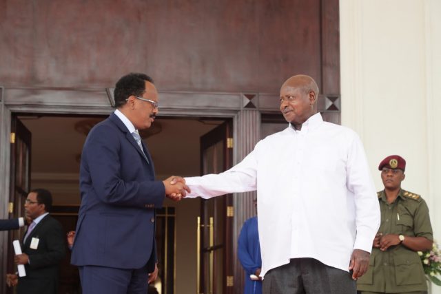 Madaxweyne Farmaajo oo ku guuleystay in uu hal arrin ku qanciyo Museveni