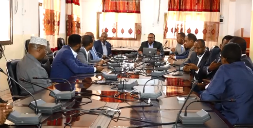Xildhibaano go’aan kasoo saaray warbixintii kashiftay musuqa xukuumada Kheyre