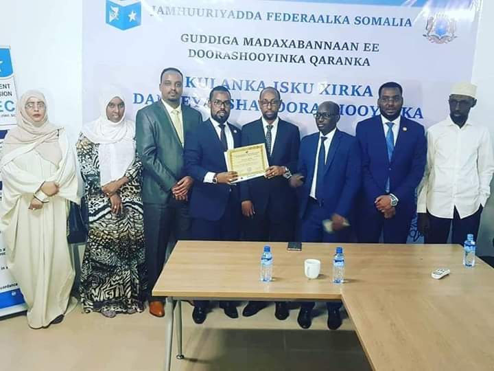 Xisbiga uu Shariif Sheekh hogaamiyo oo si rasmi loo diiwaangeliyay + Sawirro