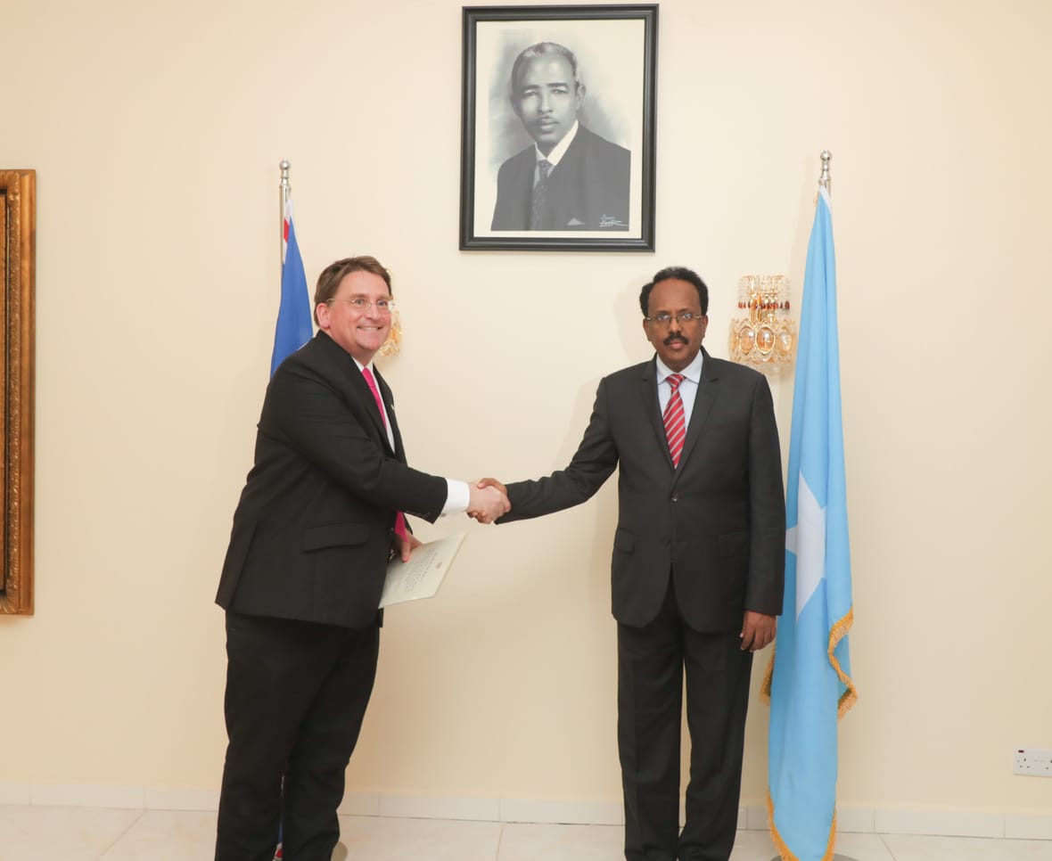 Madaxweyne_Farmaajo_oo_qaabiley_safiirka_cusub_ee_Ingiriiska_Photo_Villa_Somalia-21