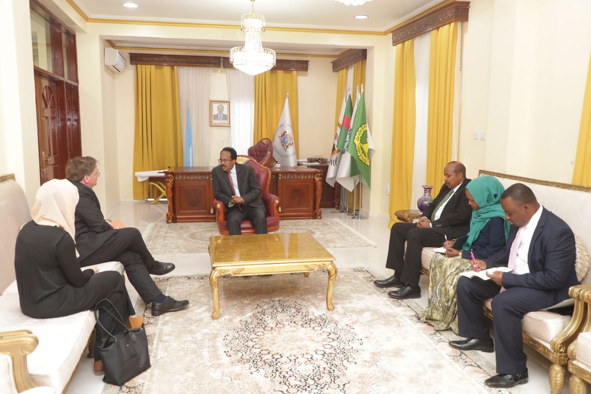 Madaxweyne_Farmaajo_oo_qaabiley_safiirka_cusub_ee_Ingiriiska_Photo_Villa_Somalia-24