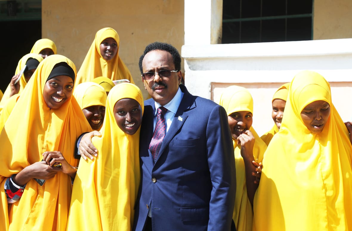 Sawirro qurxoon: Farmaajo oo maanta booqday ardayda dugsiyada hoose iyo dhexe