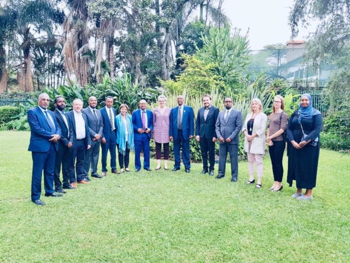 Xog: Wafdiga Somaliland ee Nairobi oo waji-gabax kala kulmay safiirada dalalka… Xog: Wafdiga Somaliland ee Nairobi oo waji-gabax kala kulmay safiirada dalalka…