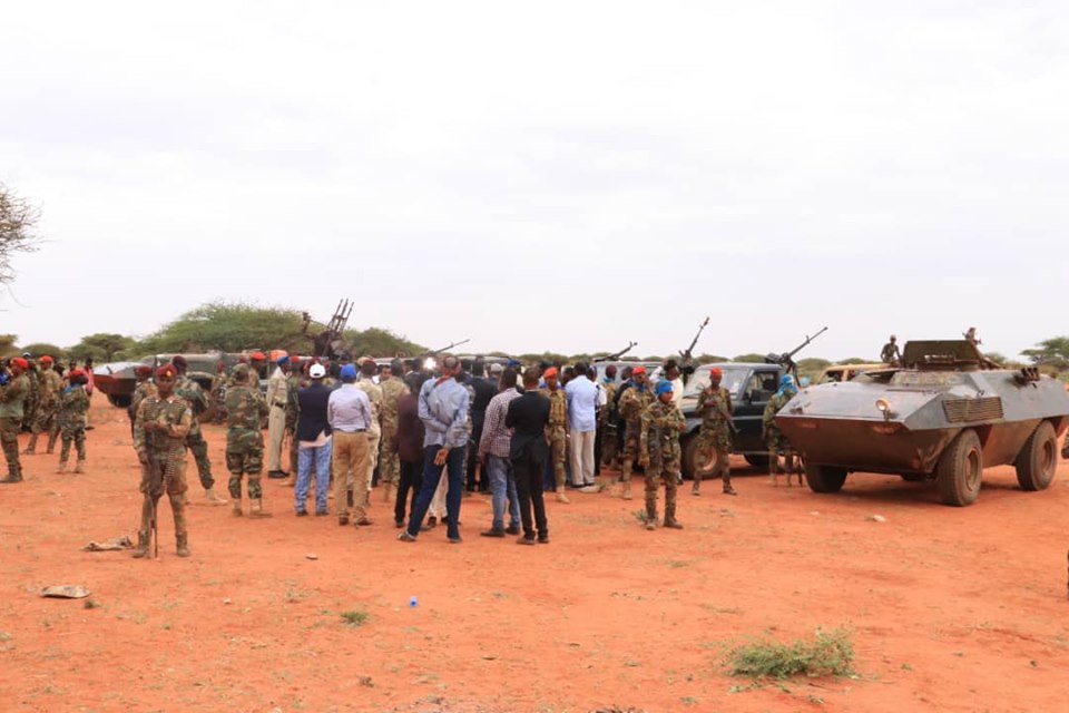 Sawiro: Ra’isulwasaare Kheyre oo lagu wareejiyey hub badan iyo gaadiidka dagaalka