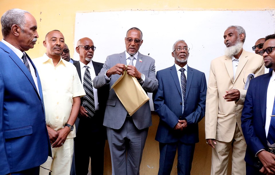 Sawirro: Madaxweyne Biixi oo daahfuray imtixaanka shahaadiga ee Somaliland