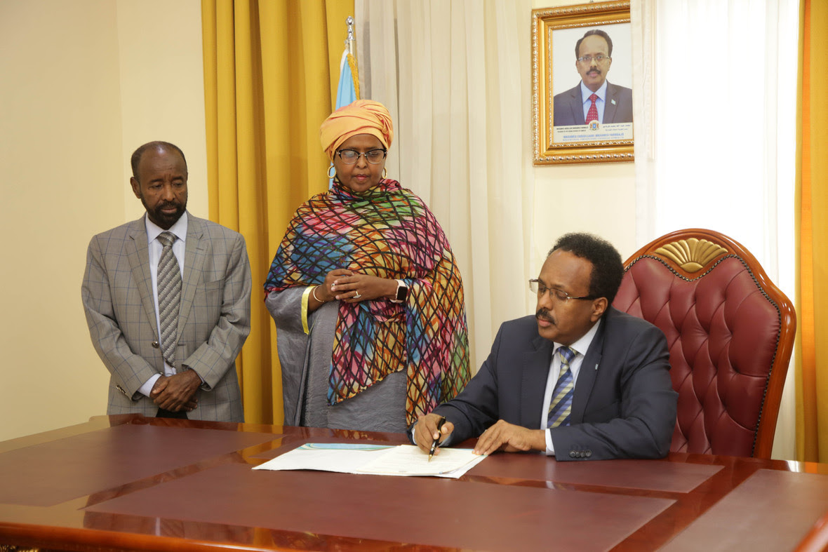 Farmaajo oo saxiixay cahdi cusub oo ay Soomaaliya ka mid noqoneyso + Sawirro