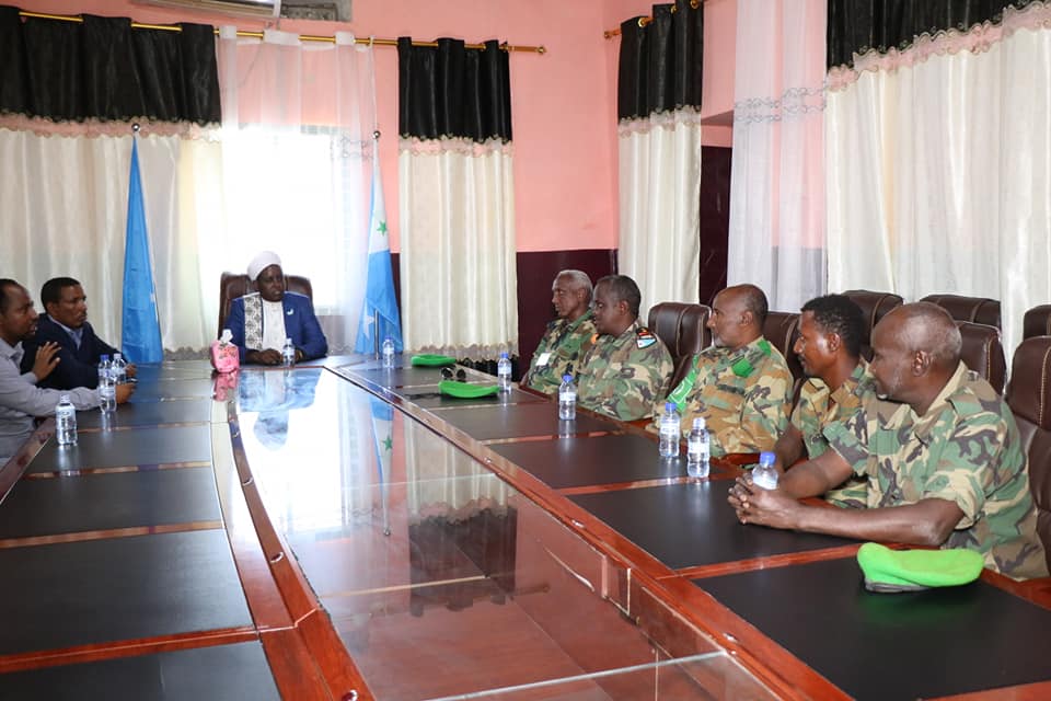 Sawirro: Sheekh SHAAKIR oo dalab culus hor-dhigay saraakiisha ciidanka Amisom