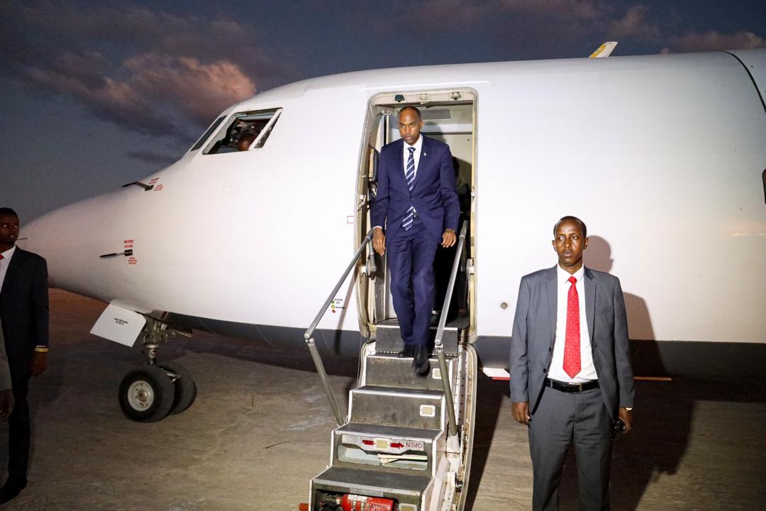 R/Wasaare Kheyre oo kusoo laabtay Muqdisho kadib ‘xil ka qaadistii lagu sameeyey’