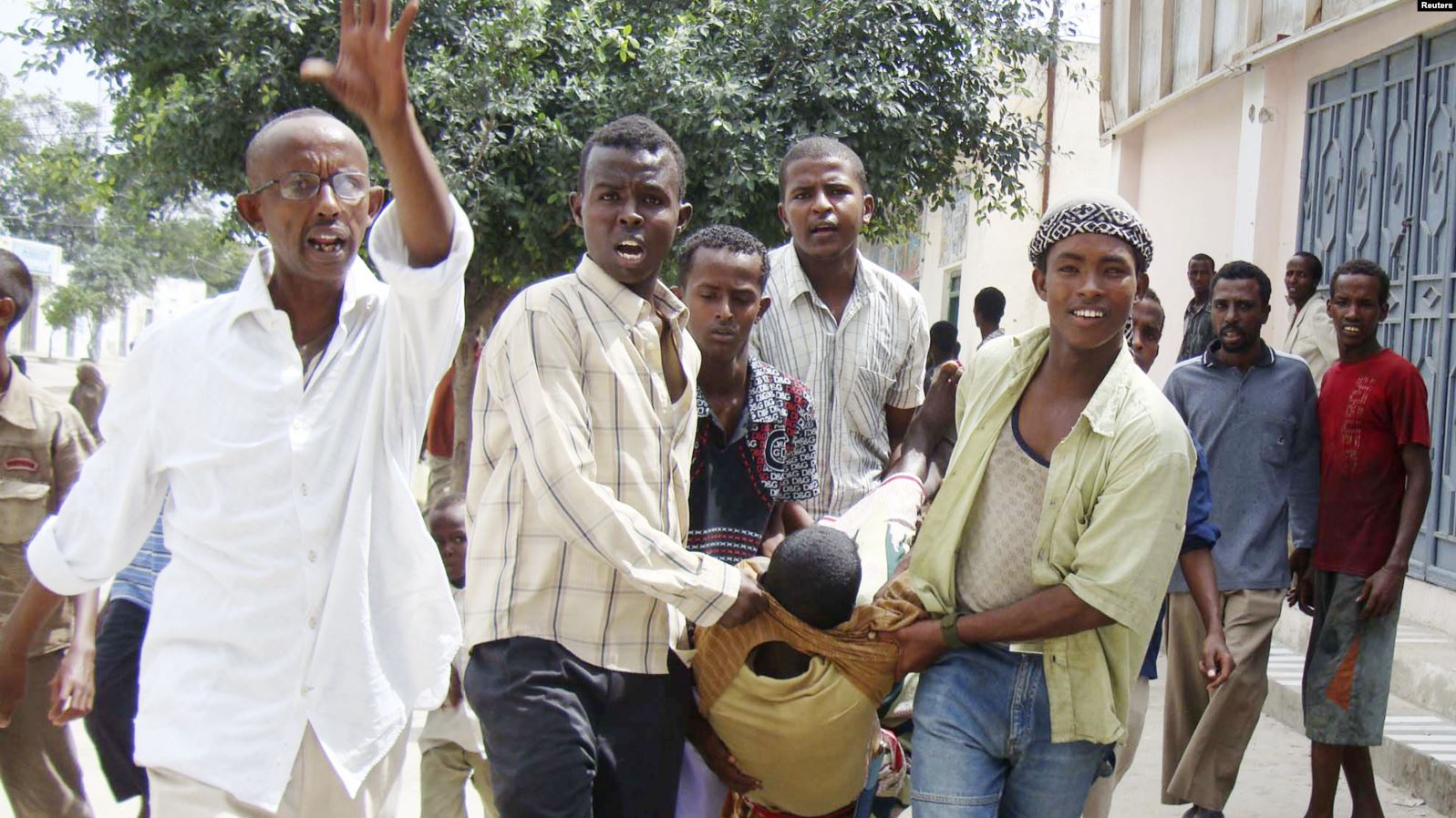 12 sano oo kasoo wareegatay qaraxii Hotel SHAAMOW