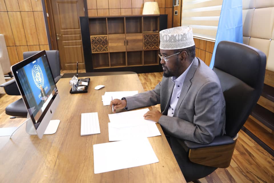 Sawirro: Axmed Madoobe iyo wakiilada B/Caalamka oo shiray iyo DF oo qaadacday