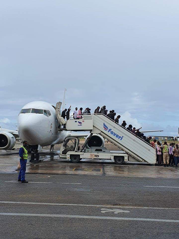 Diyaarad kale oo Soomaali kasoo celisay dibedda oo kasoo degtay Muqdisho