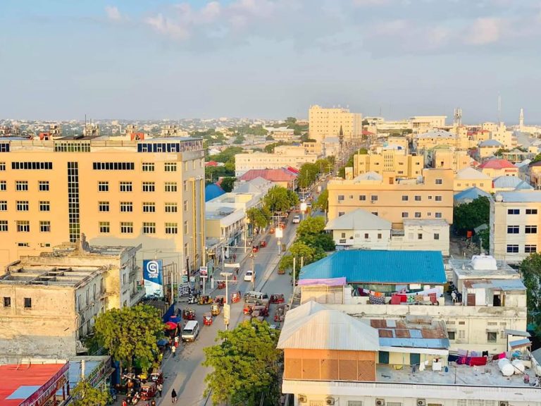 Ciidamo badan oo lagu soo daadiyey Muqdisho xilli ay mucaaradka ay wadaan…