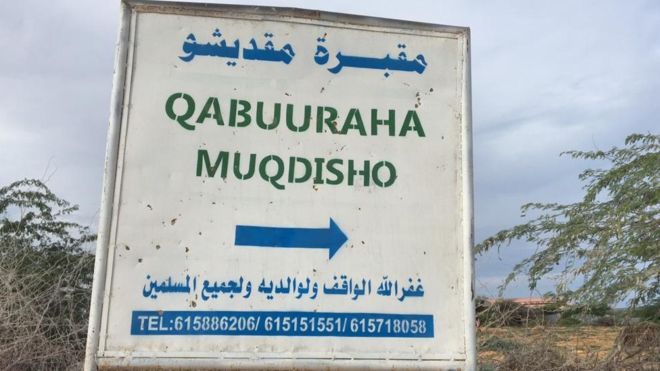 Qabuuraha MUQDISHO oo buuxsamay iyo dadka oo lagu aasayo qabuuro cusub