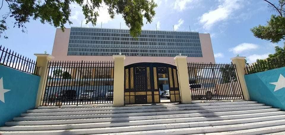 Dood ka taagan qandaraaska maqaayad la rabo in laga dhex furo tiyaatarka qaranka