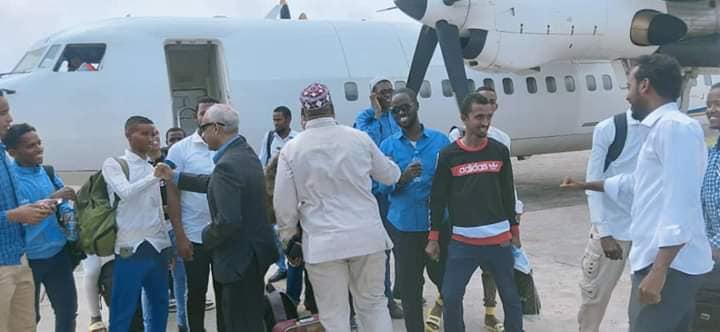 DF Somalia oo Muqdisho diyaarad ku keentay ardayda dugsiyada sare ee Baraawe