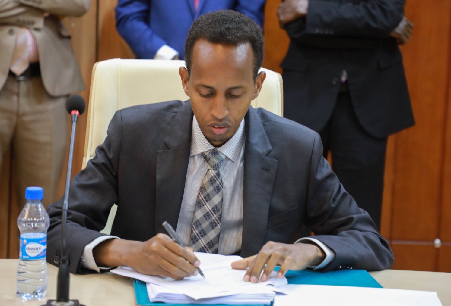 Xog: Dhacdadii xilka looga qaaday Cabdirisaaq Caato oo la sheegay in uu amray Mahdi Maxamed Guuleed Xog: Dhacdadii xilka looga qaaday Cabdirisaaq Caato oo la sheegay in uu amray Mahdi Maxamed Guuleed