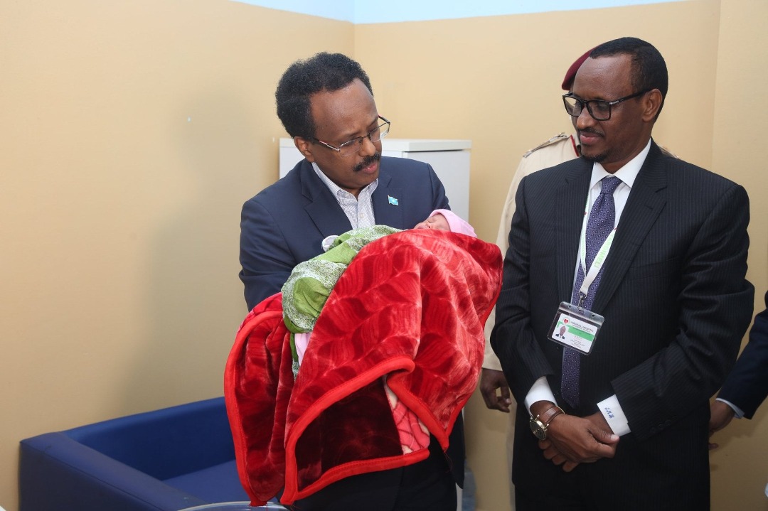 Xog: 5 bil kadib Farmaajo oo weli aan bixin lacagtii uu u ballan qaaday caruurta iyo xaaskii weriye GACAL