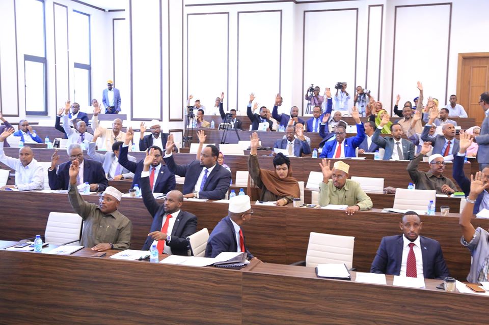 Afar sano kadib xildhibaankaagii ma kuu daneeyey mise waa kaa daneystay?