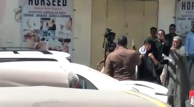 Daawo: Shacab dibad-bax ka dhigayay Muqdisho oo maanta rasaas lagu furay
