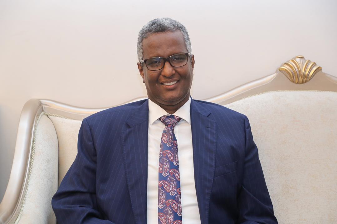 CC Shakuur oo sheeko cajiib ah ugu jawaabay Farmaajo