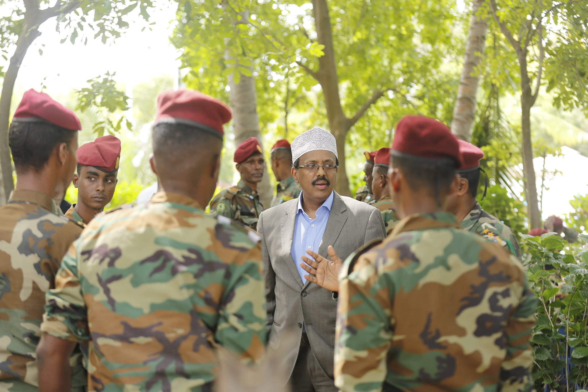Sawirro: Farmaajo oo la ciiday cutubyo ka tirsan ciidanka