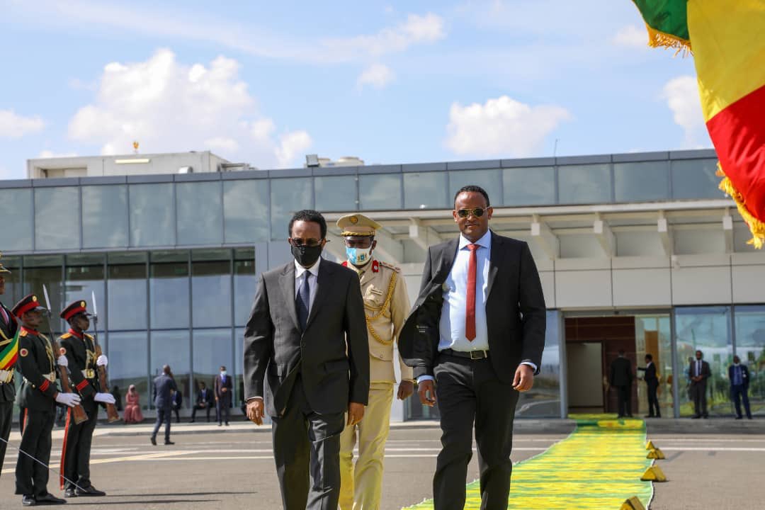 Su’aalo ka dhashay sida uu Abiy ula dhaqmay Farmaajo kadib caleemo-saarkiisa