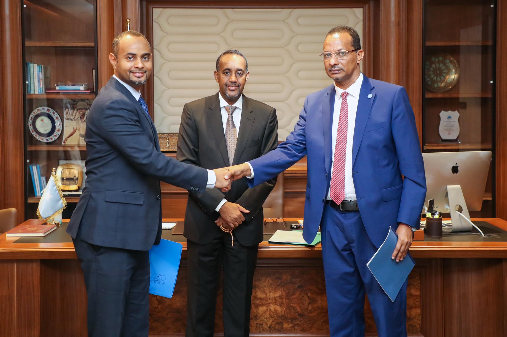 Sawirro: Rooble oo xilalka u kala wareejiyey laba wasiir