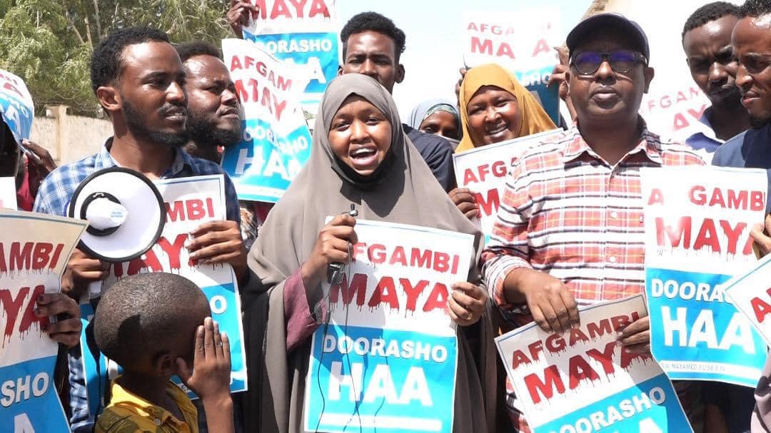 Sawirro: Ciidamo kala eryey shacab dhigayey dibad-bax ka dhan ah FARMAAJO