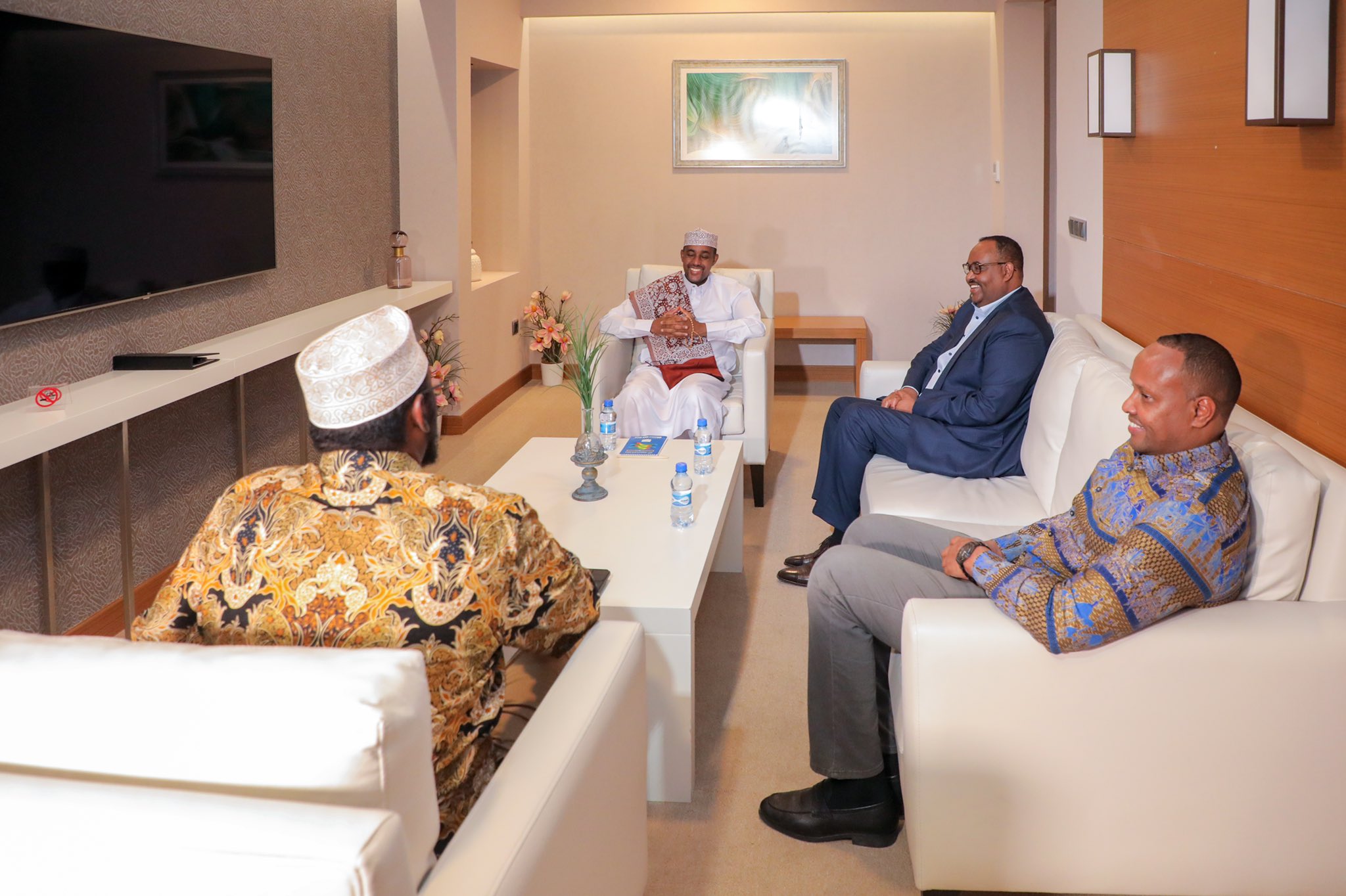 Sawirro: Muxuu R/W Rooble caawa kala hadlay SACIID DENI iyo Axmed Madoobe?