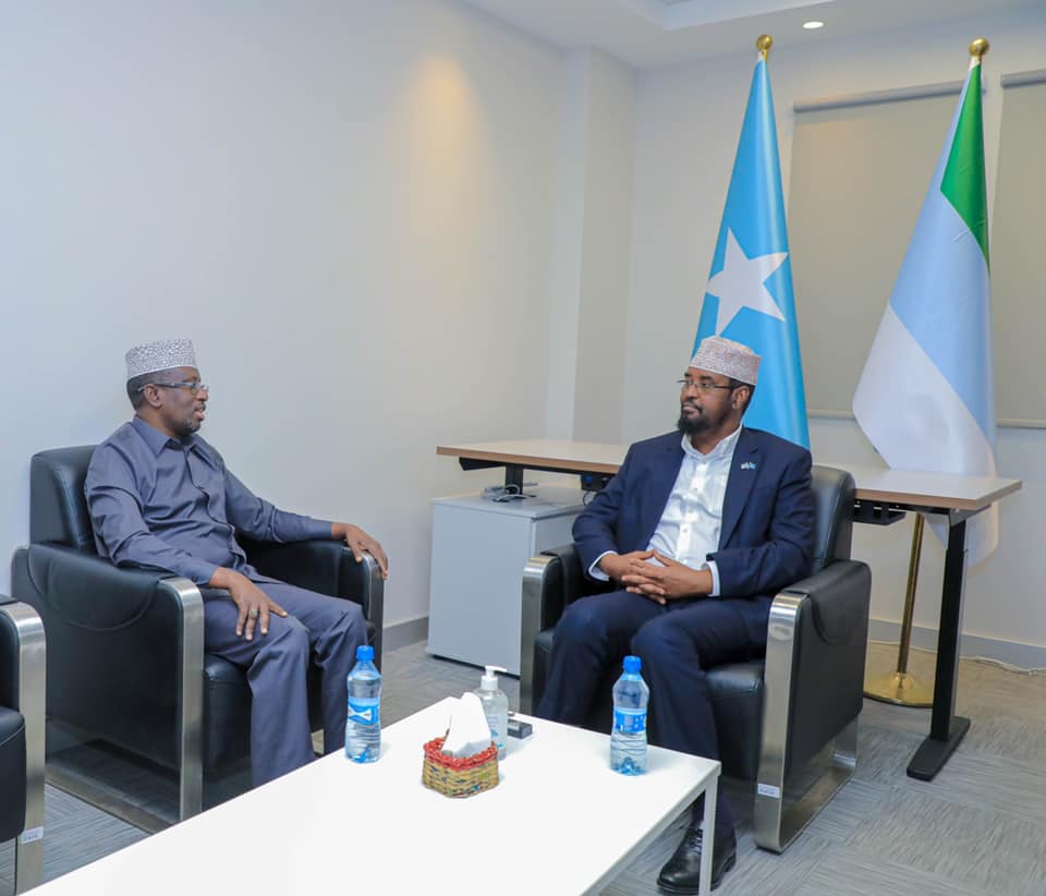 Ujeedka kulanka Axmed Madoobe, Shariif iyo Xasan