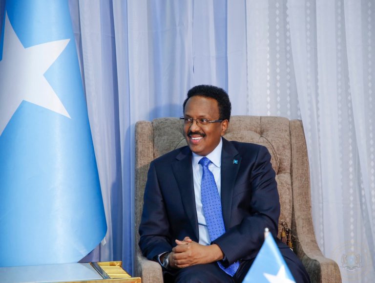 Farmaajo oo hadda guranaya miraha go’aankii uu ku diiday isbaheysiga mucaaradka