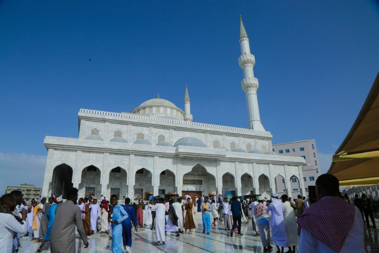 Daawo: Sheekh masjid ku yaal Muqdisho ‘ka nacladay’ mucaaradka oo qabanaya dibadbax