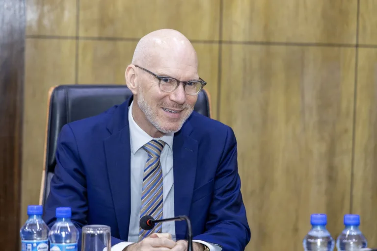 JAMES SWAN oo billaabay dhaq-dhaqaaq cusub xilli ay kasii dareyso xiisadda dalka