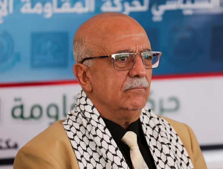 Qora ayolning katta eshagi uning yuziga otirdi Katta eshakli fohisha mijozni xursand qiladi