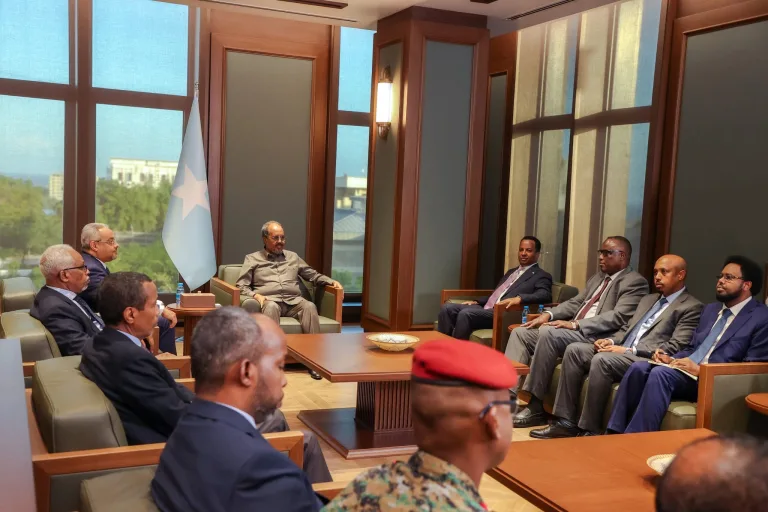 Sawirro: Xasan Sheekh oo arrimo culus kala hadlay wafdi Jabuuti u soo dirtay Muqdisho