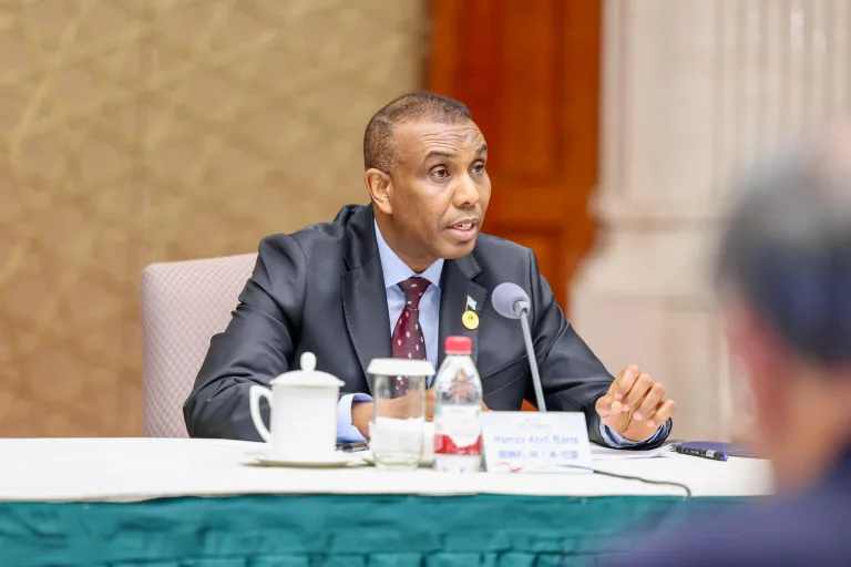 Sawirro: R/Wasaare Xamza oo arrimo xasaasi ah kala hadlay Baarlamaanka Shiinaha