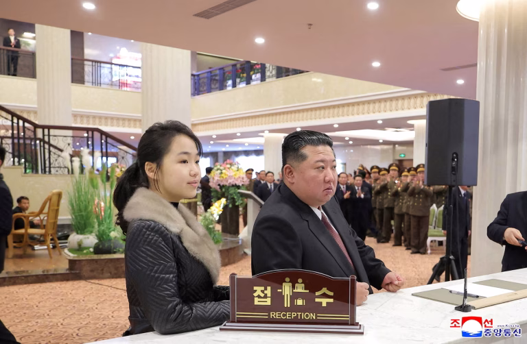 Kim Jong Un oo gabadhiisa ku wareejinaya xukunka dalka